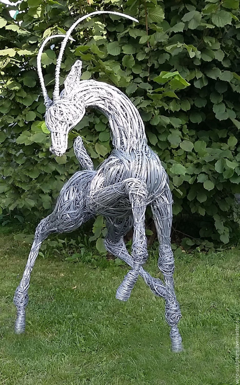 Фигуры из проволоки для сада