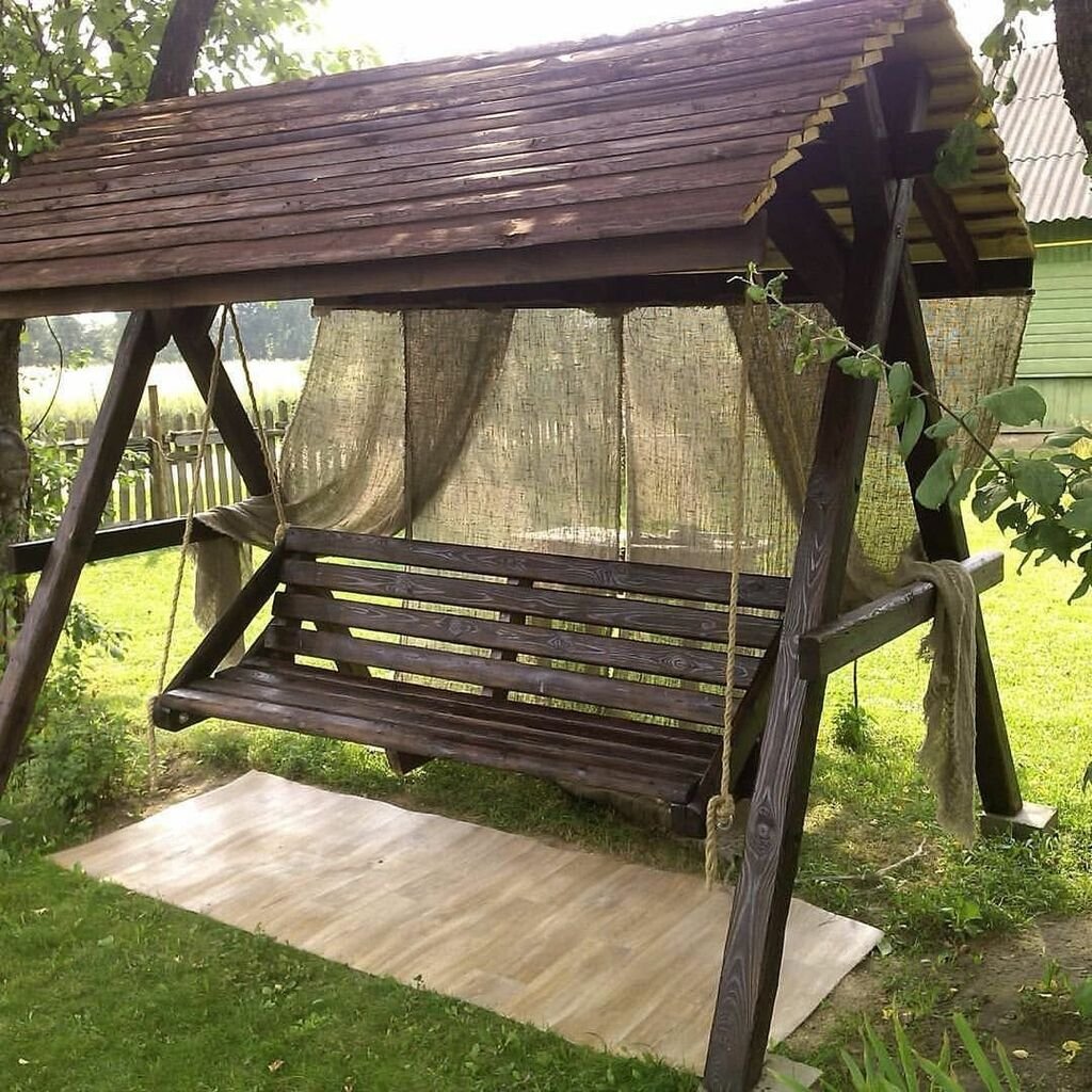 Качели на дачном участке