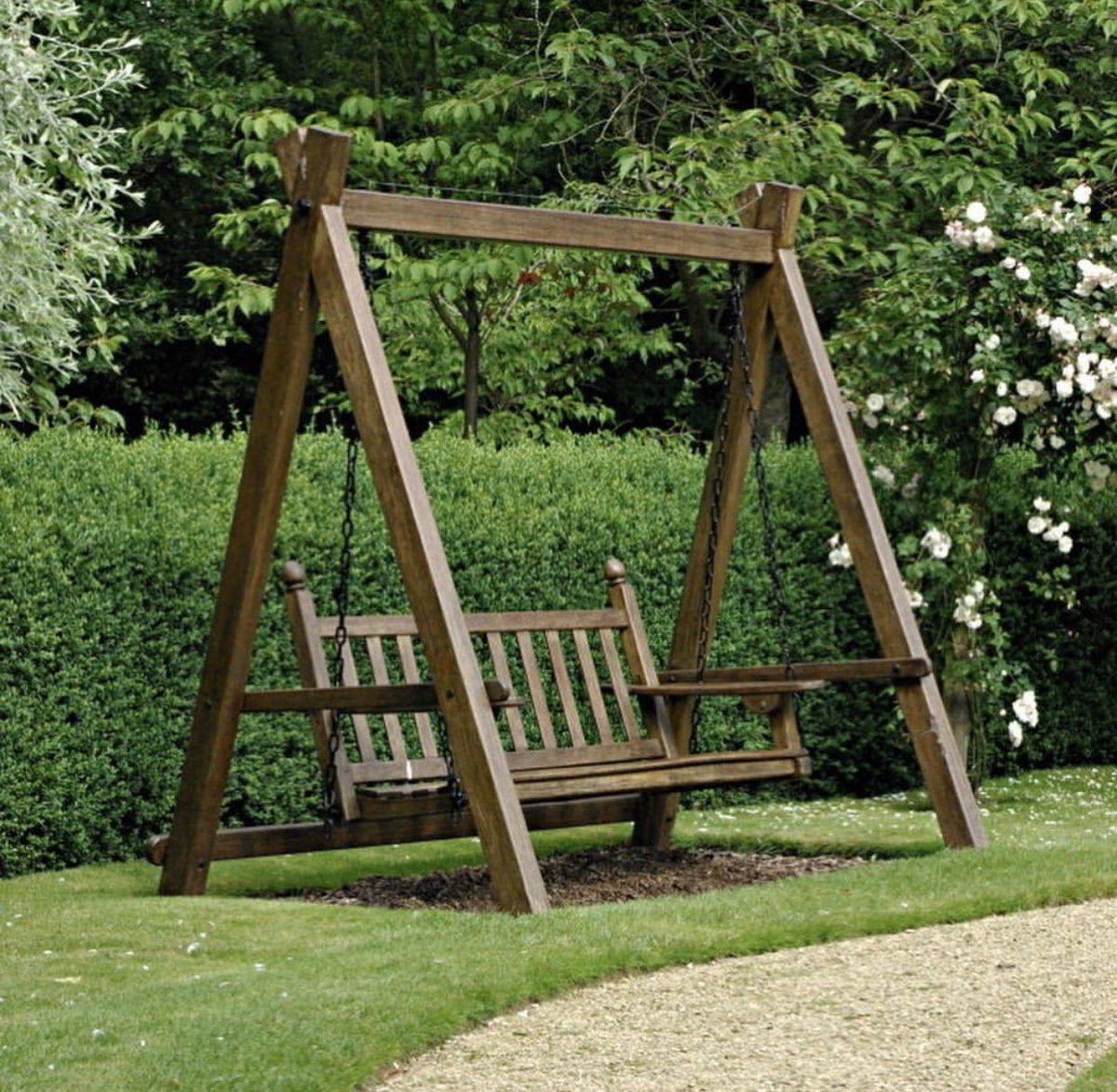 Качели на дачном участке