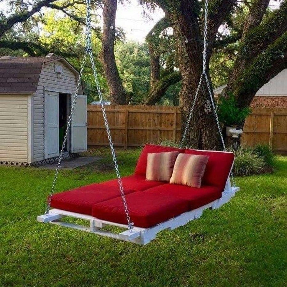 Подвесная кровать в саду