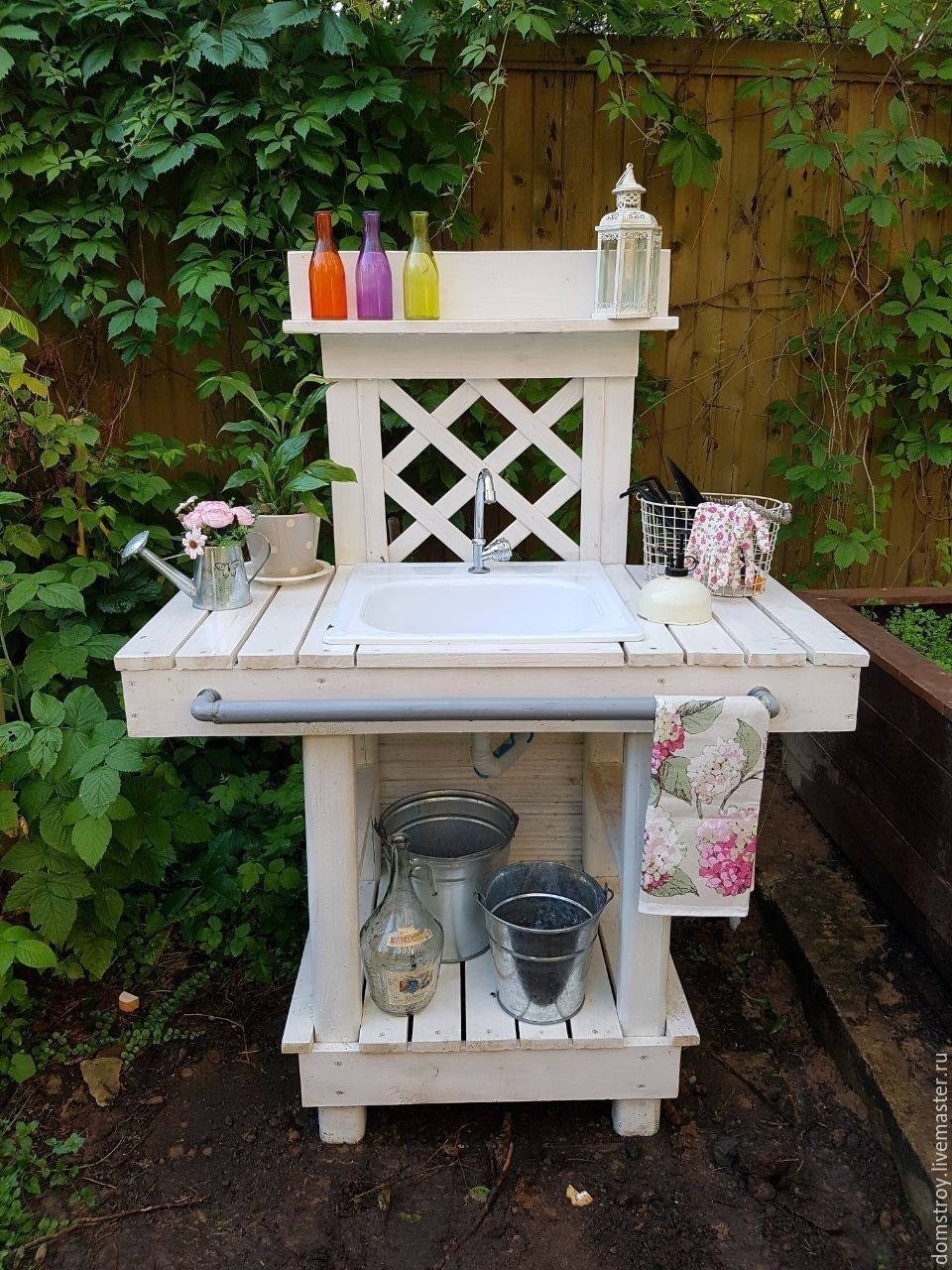 Раковина на даче на улице