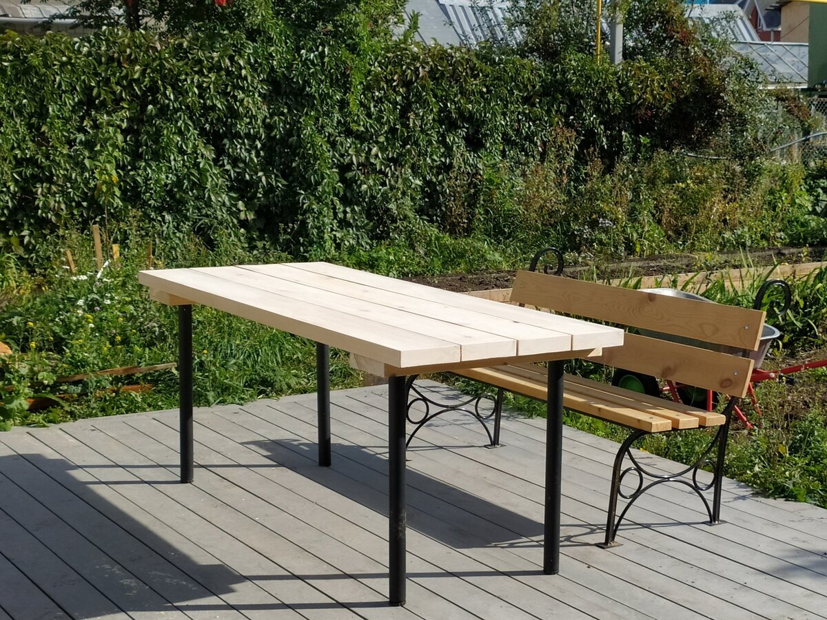 Уличные столы из профиля и доски