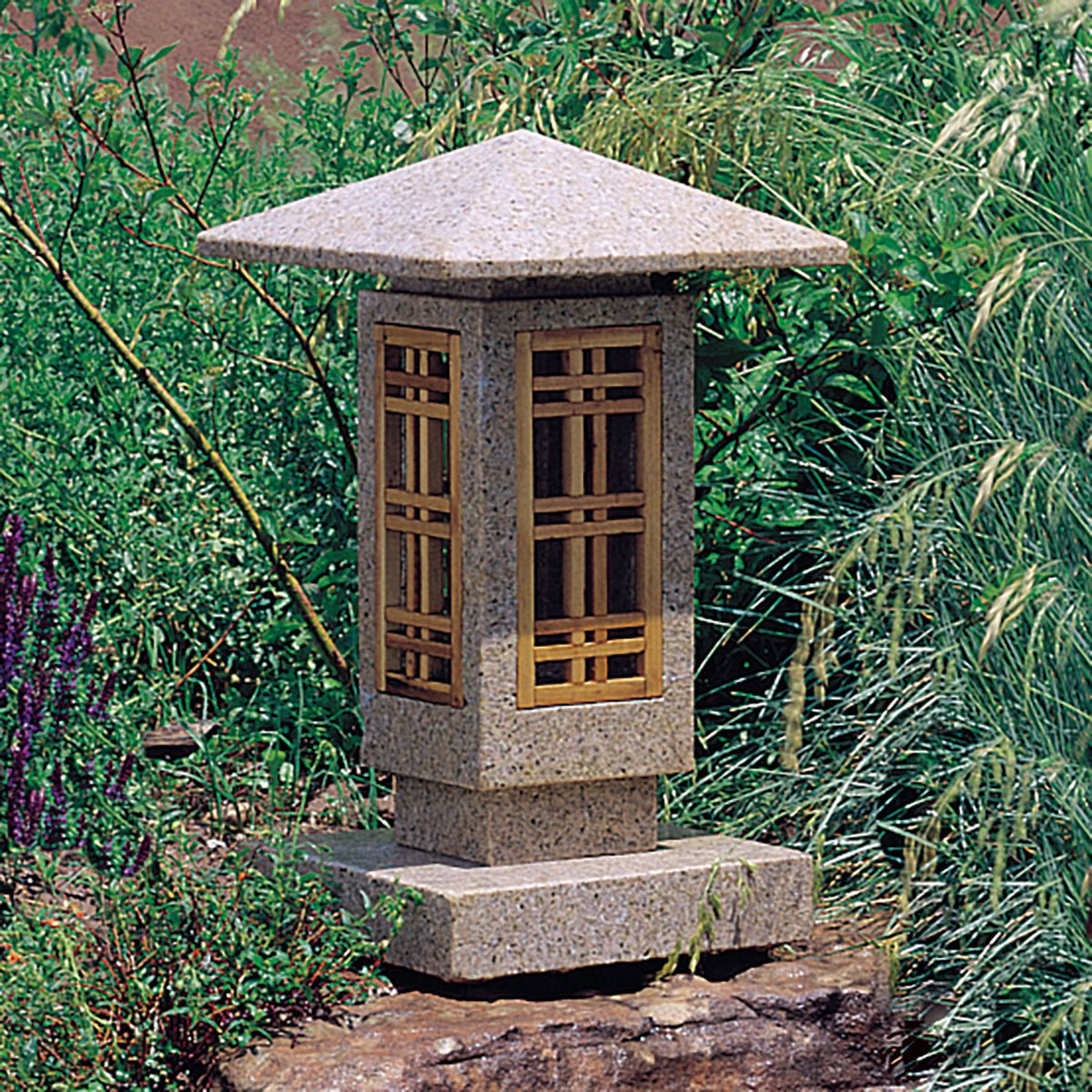 Каменные японские садовые фонари