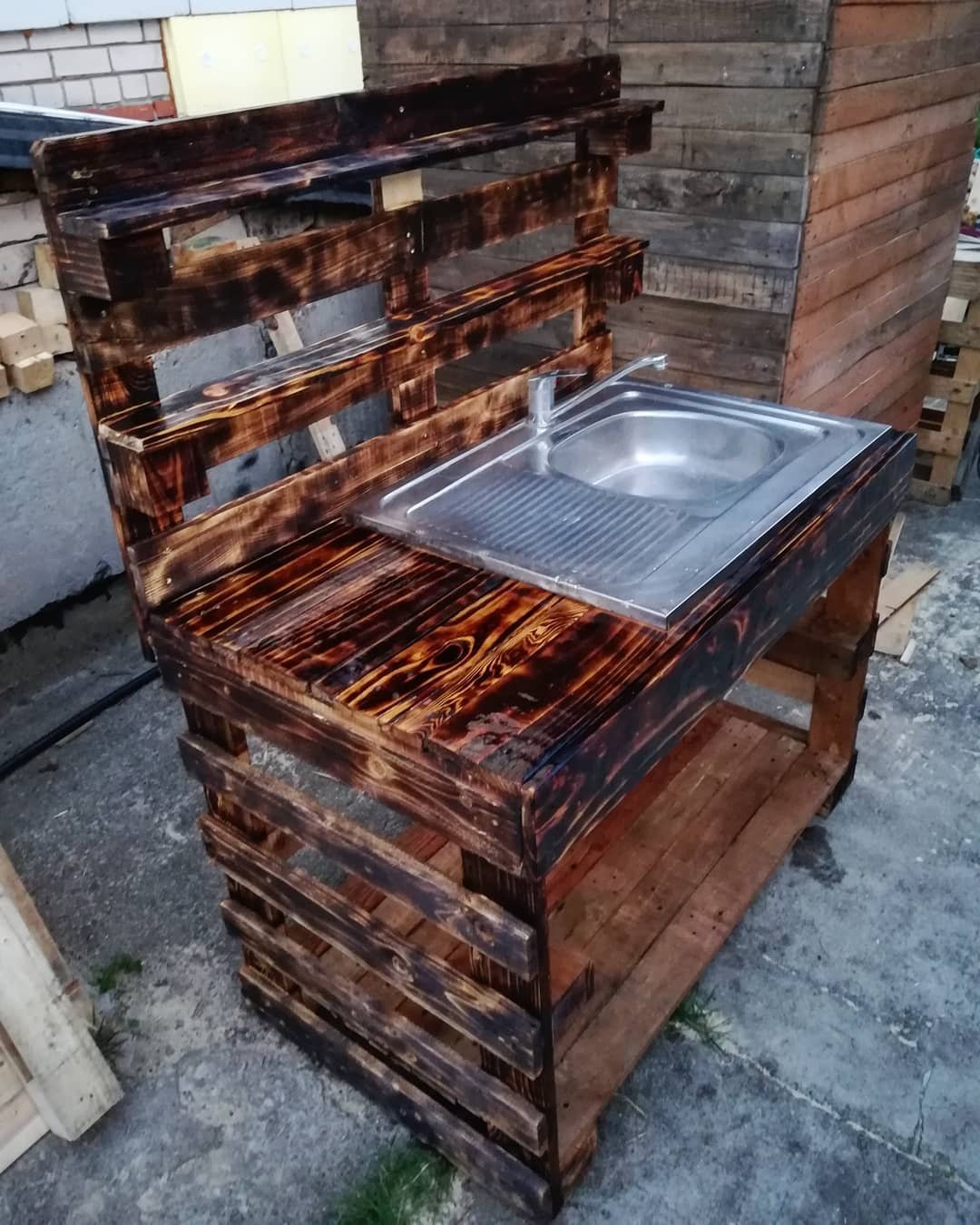 Умывальник из паллет для дачи