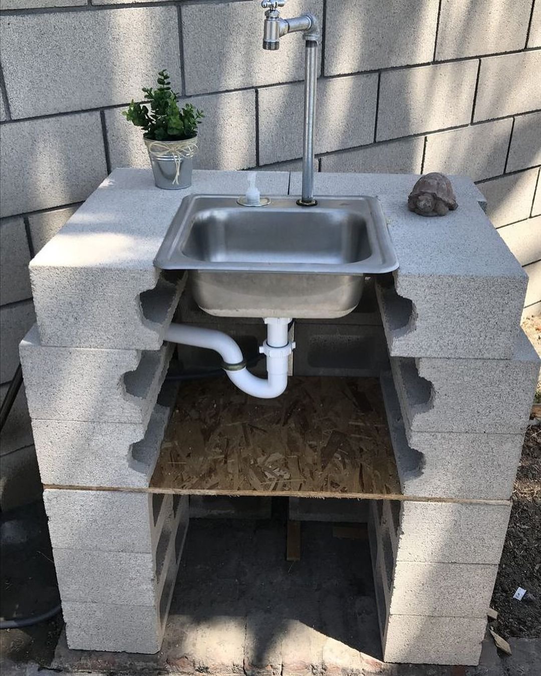 Камин и умывальник