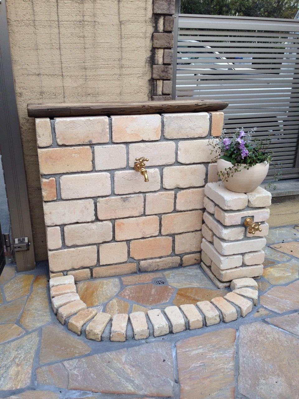 Уличный рукомойник из камня