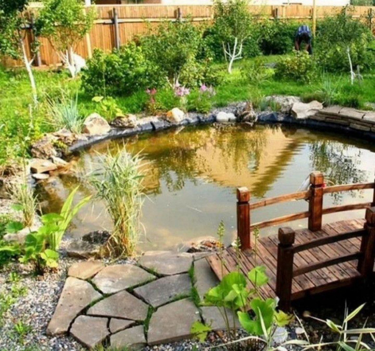 Декоративный пруд с мостиком