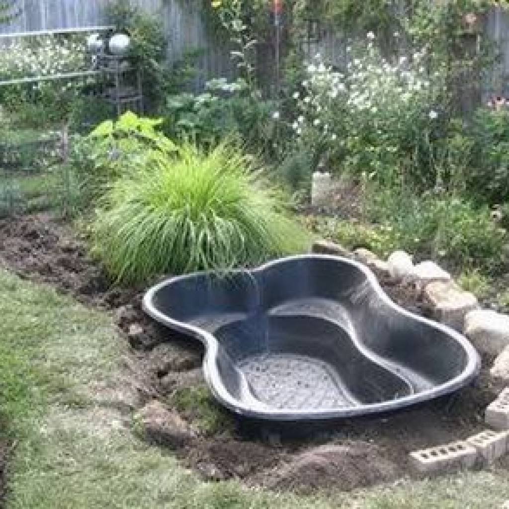 Маленький пластиковый прудик на даче