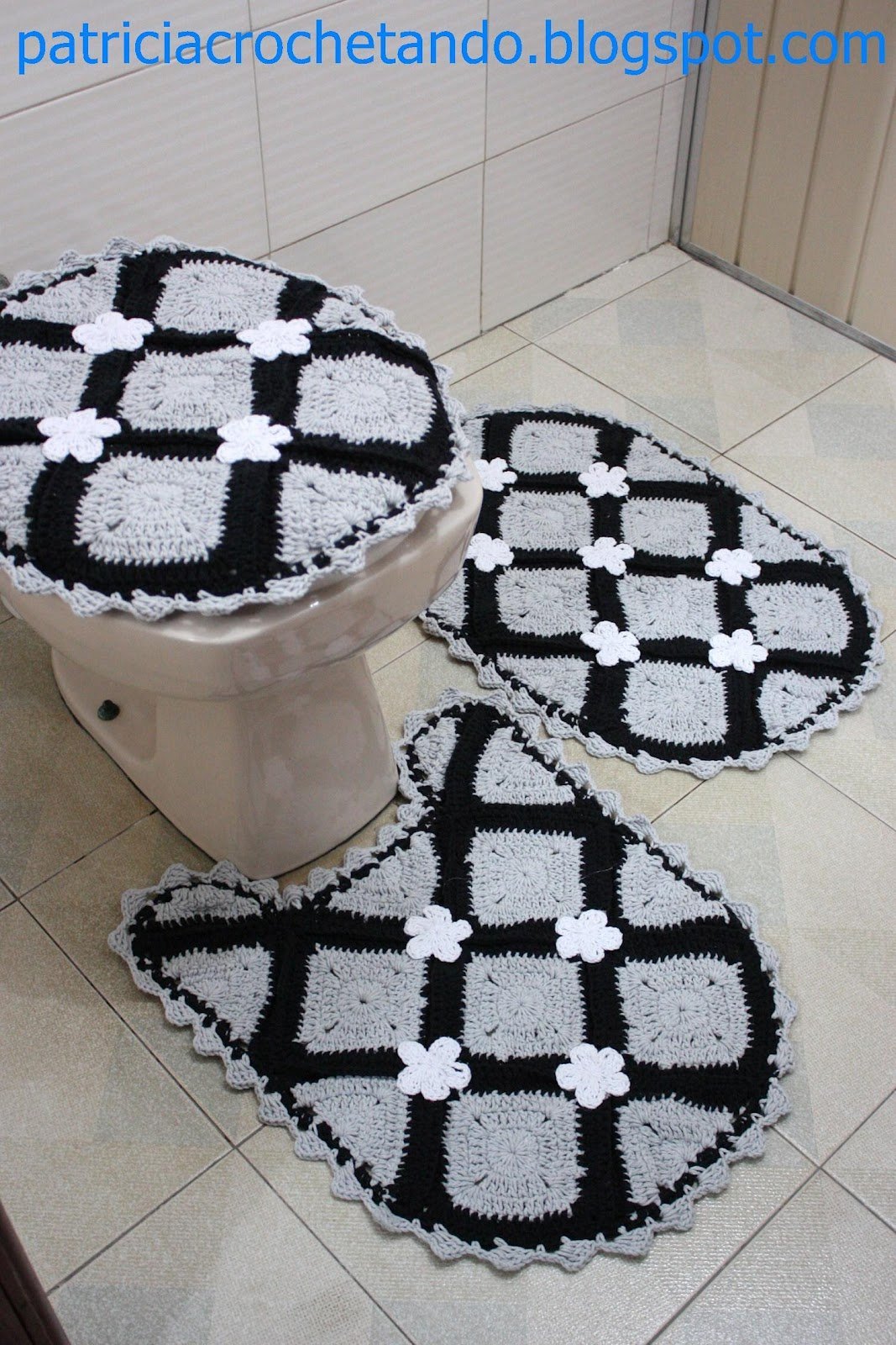 Вязаный коврик в ванну