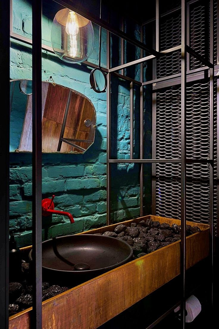 Туалет в гаражном стиле