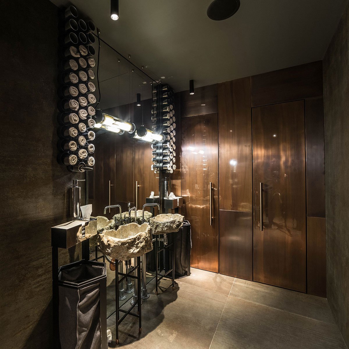 Интерьер туалета в ресторане