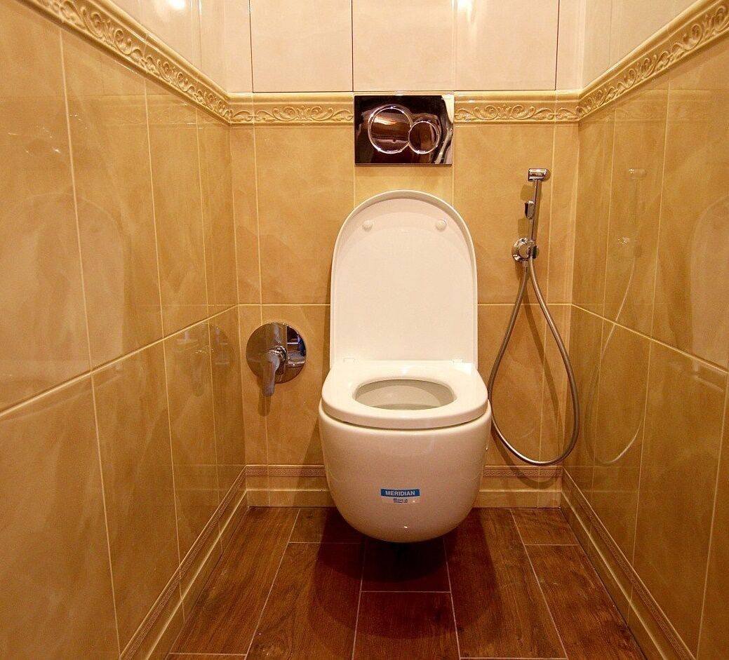 Туалетная комната с гигиеническим душем