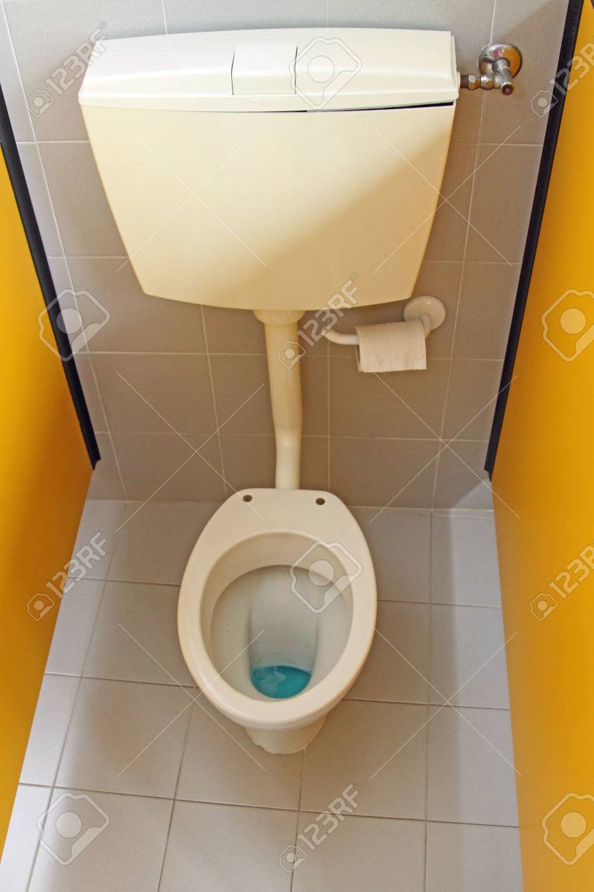 Компактный унитаз для маленького туалета угловой