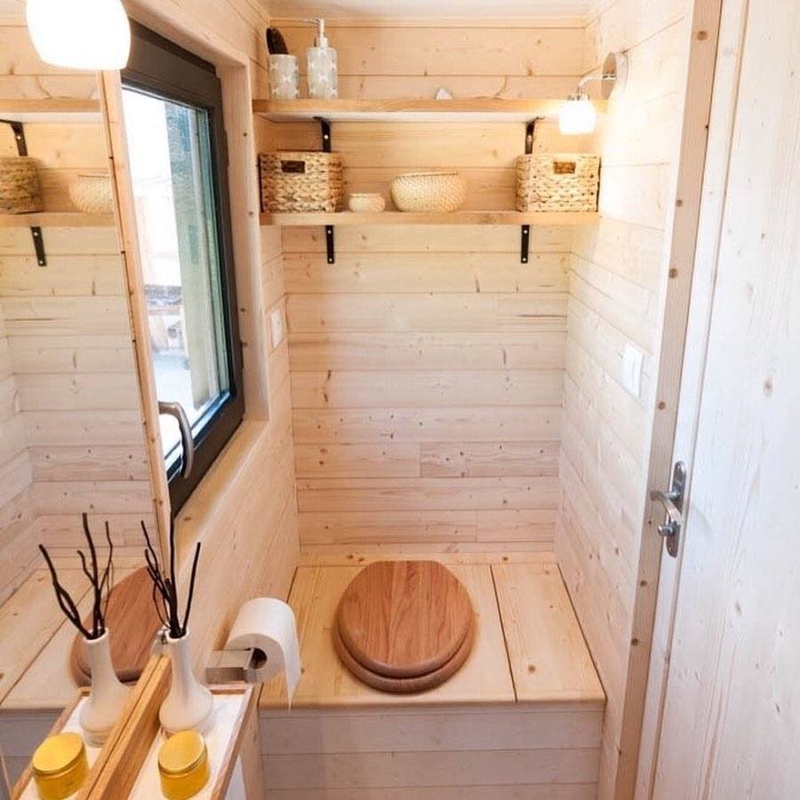 Туалет с умывальником на даче