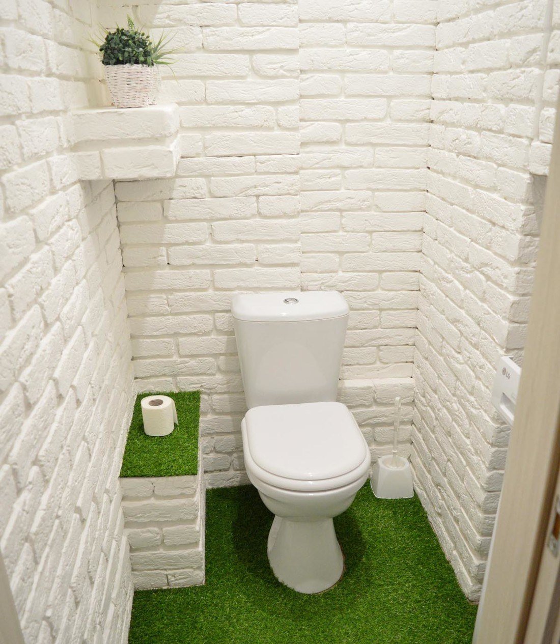 Отделка туалета кирпичиками