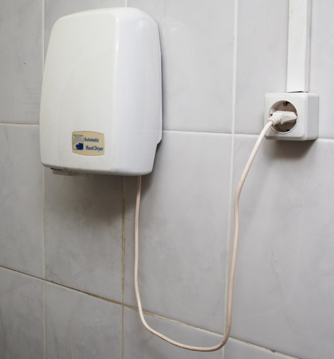 Сушилка для рук в туалете