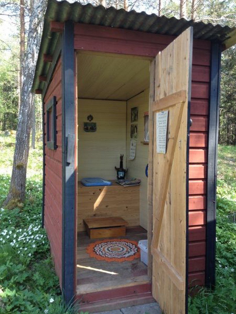 Красивый туалет на даче