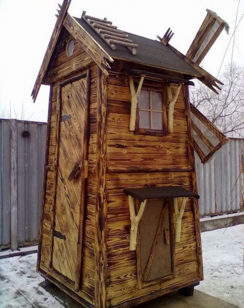 Необычный деревянный туалет