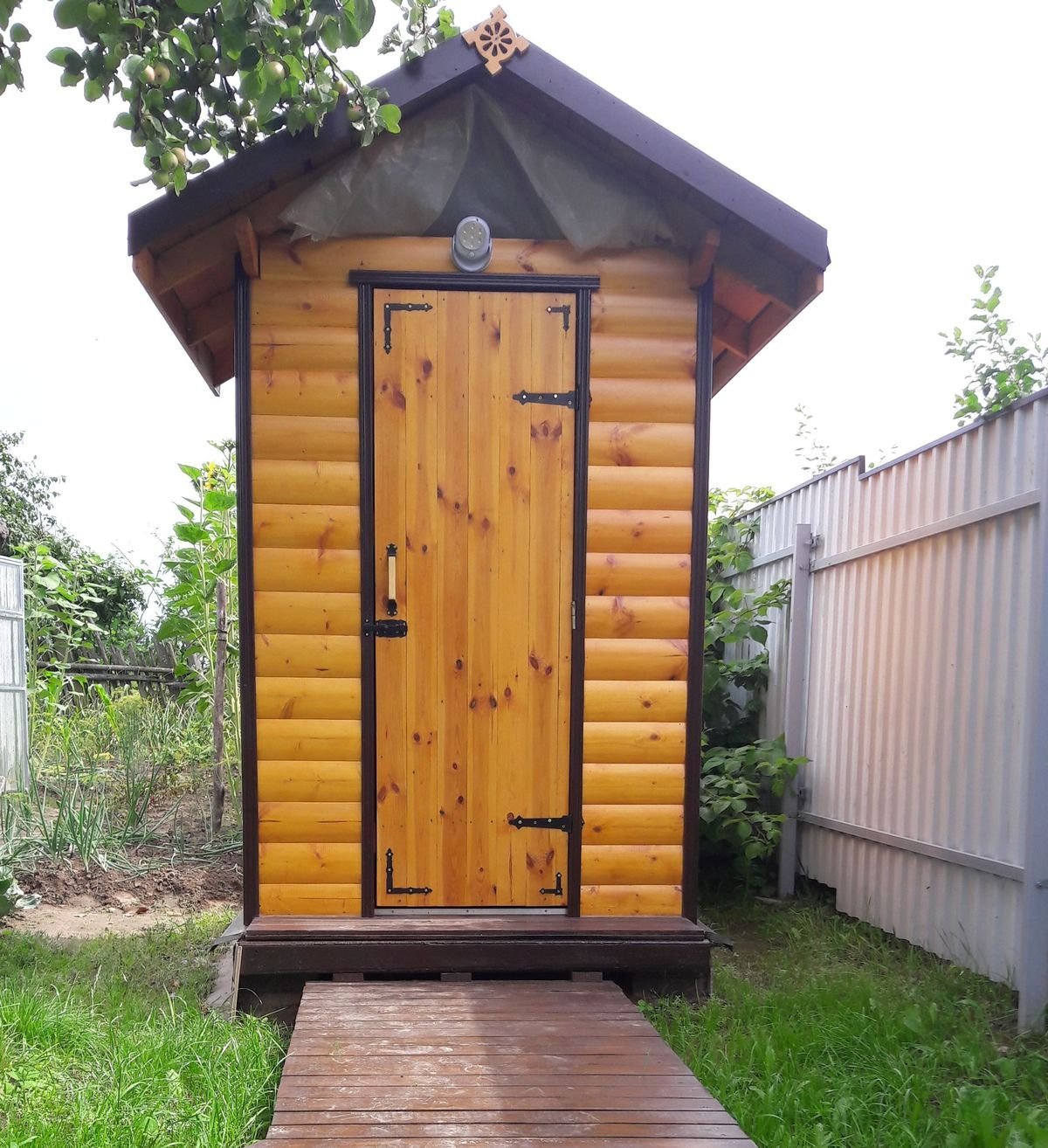 Красивый туалет на даче