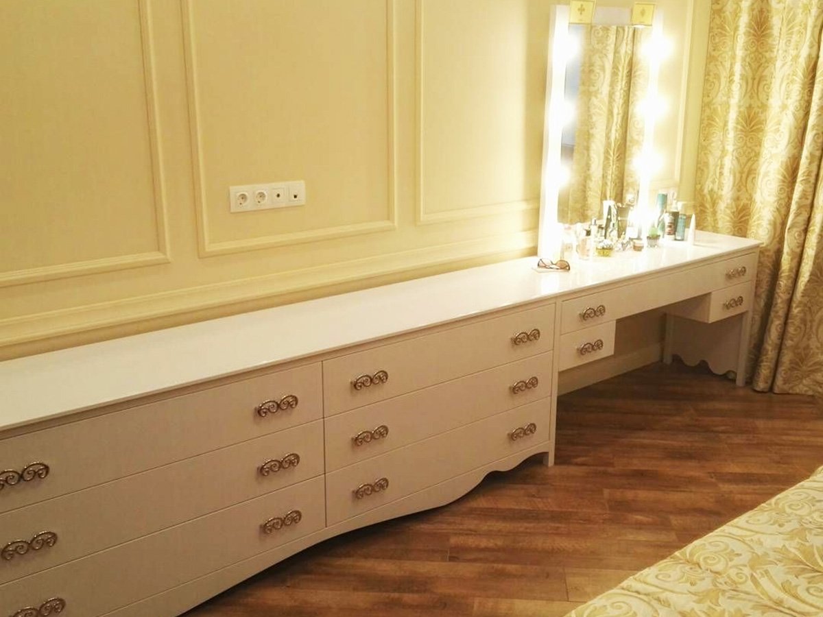 Длинный комод со столом