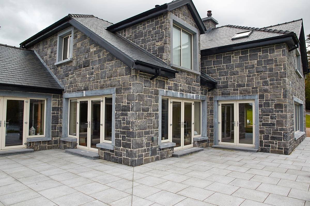 Отделка дома искусственным камнем