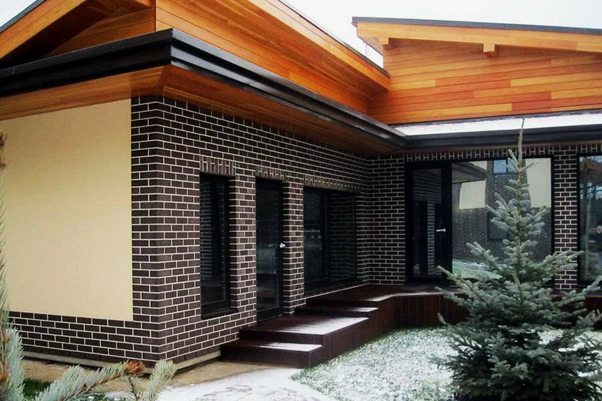 Комбинированные фасады домов из кирпича и штукатурки