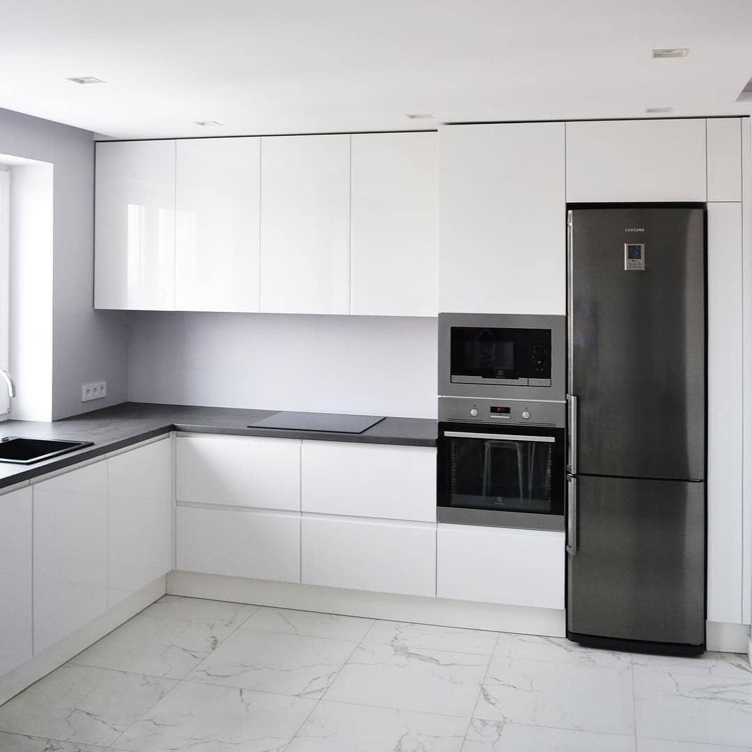 Белая кухня с черной фурнитурой