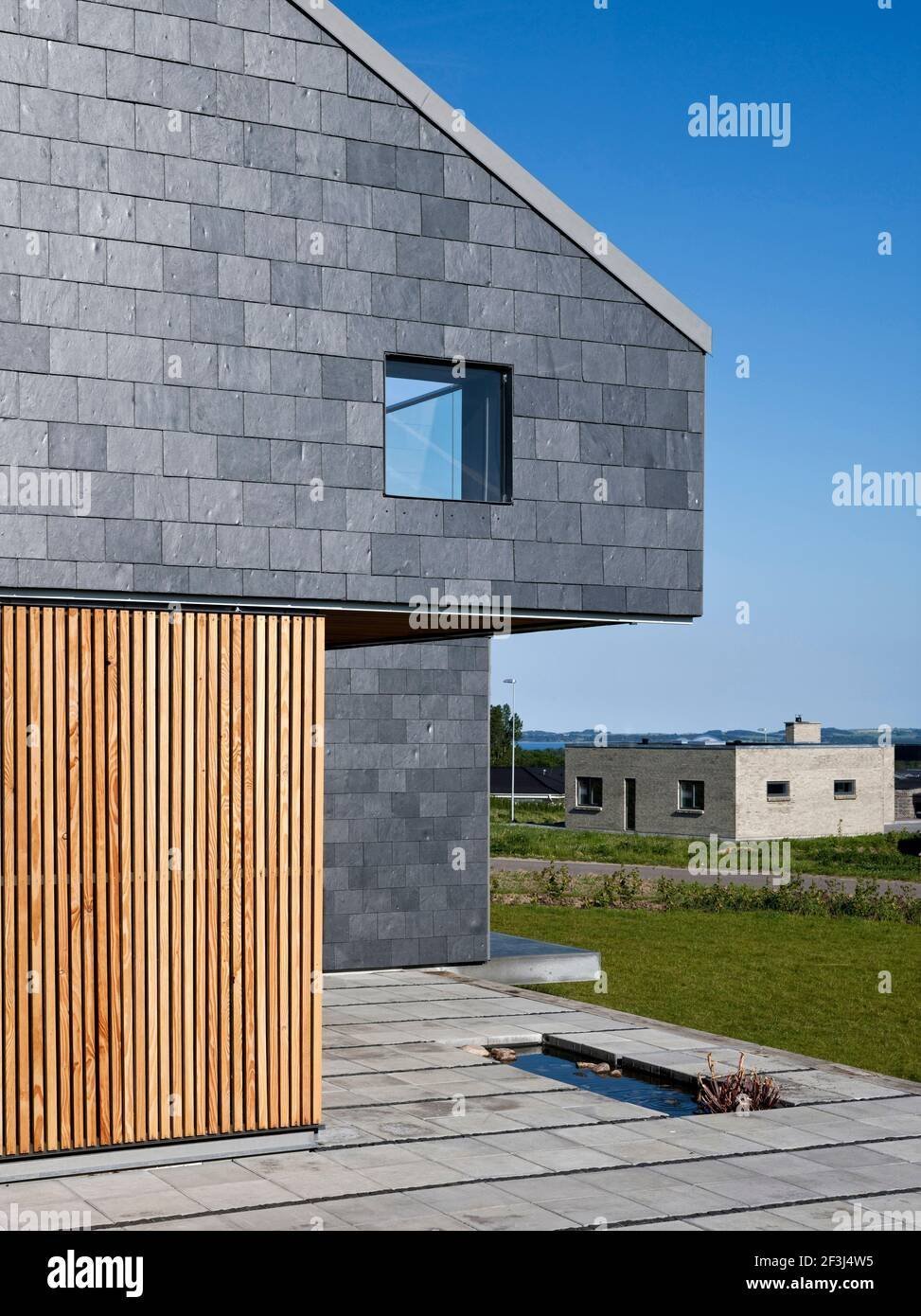 Дом обшитый плоским шифером