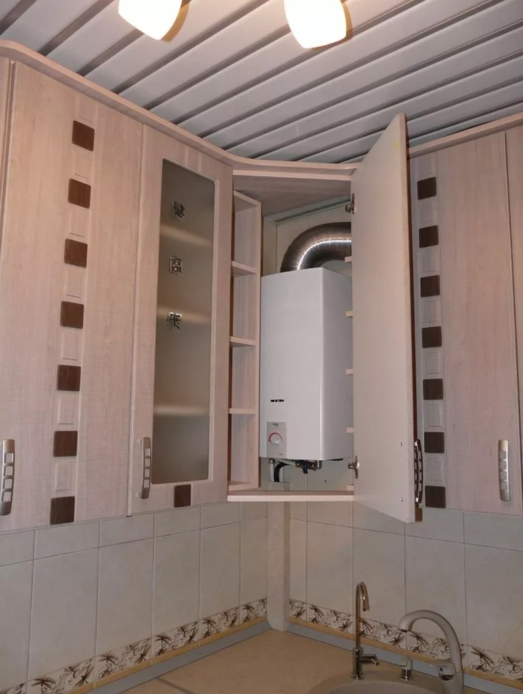 Угловая кухня с газовой колонкой