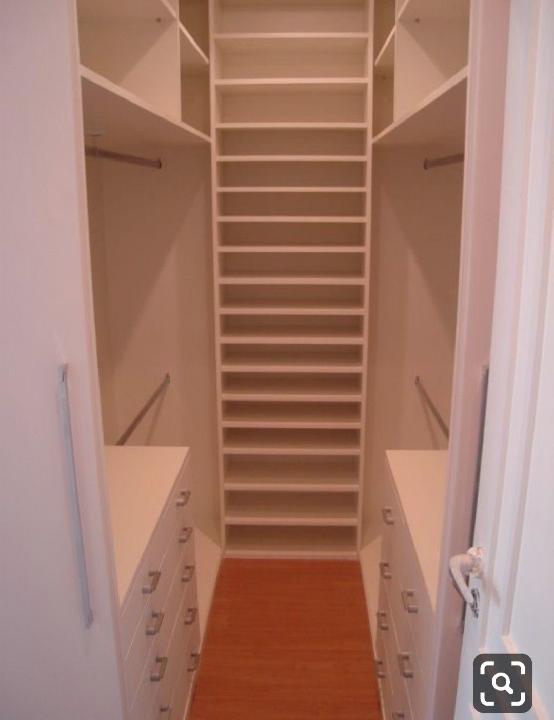 Узкая гардеробная