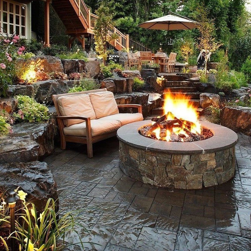 Зона отдыха с очагом на даче