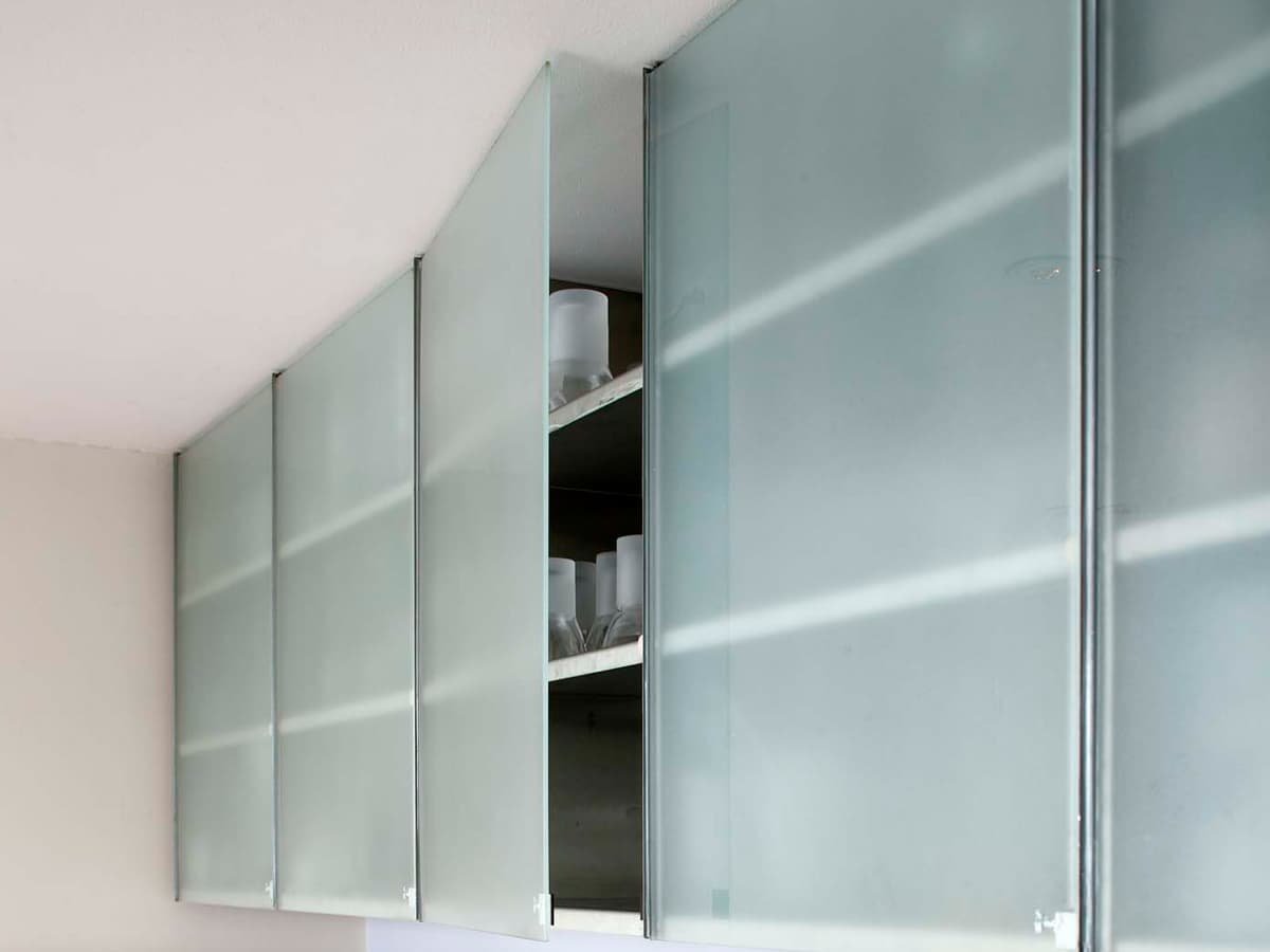 Стеклянные кухонные фасады в алюминиевой рамке