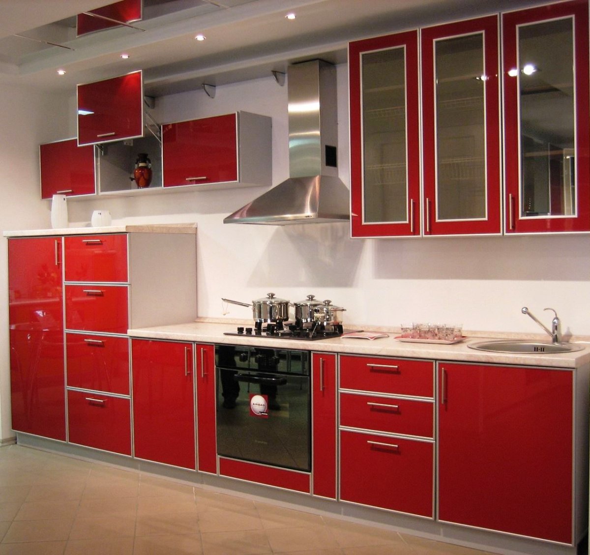 Кухня с алюминиевой рамкой