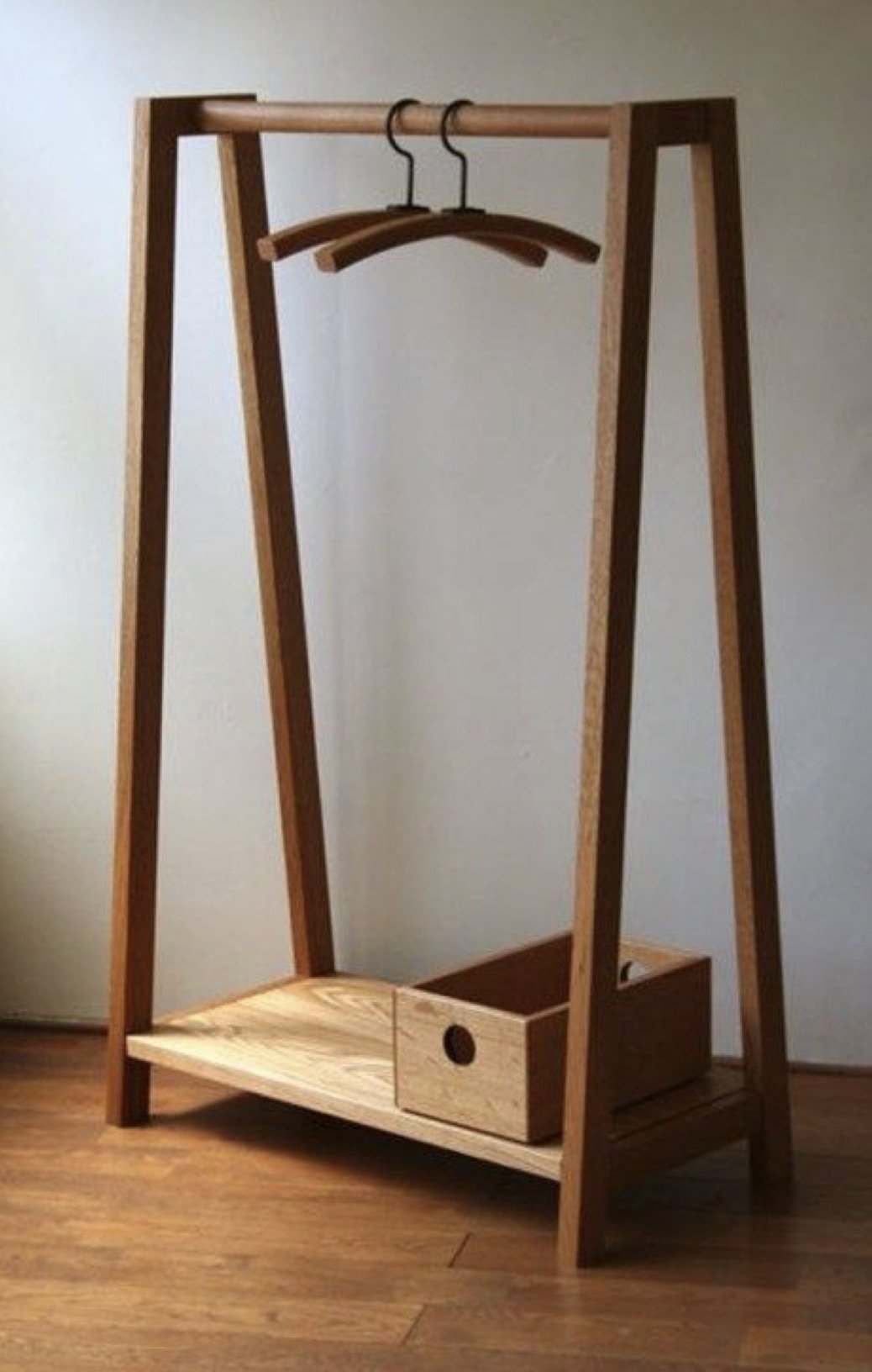 Напольные вешалки для одежды из дерева