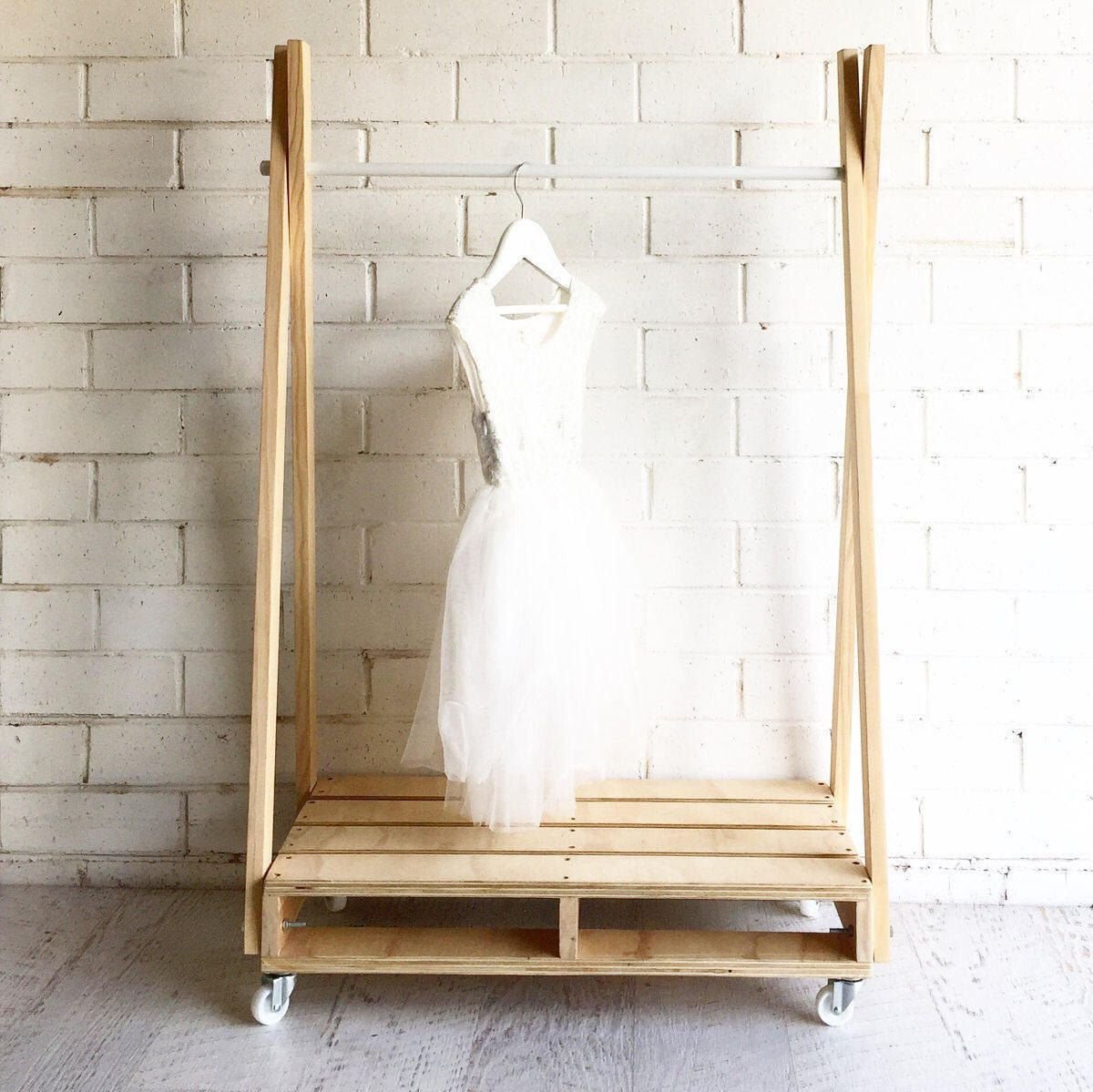 Напольная вешалка из дерева