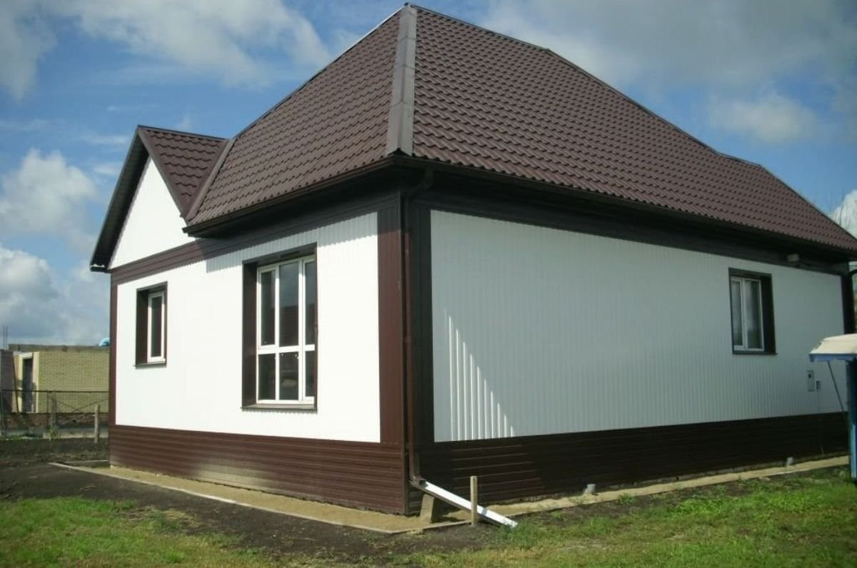 Дом оббит профнастилои