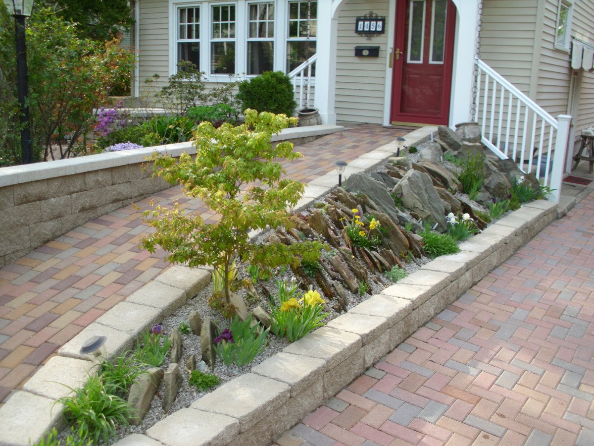 Чешская скалка в ландшафте сада