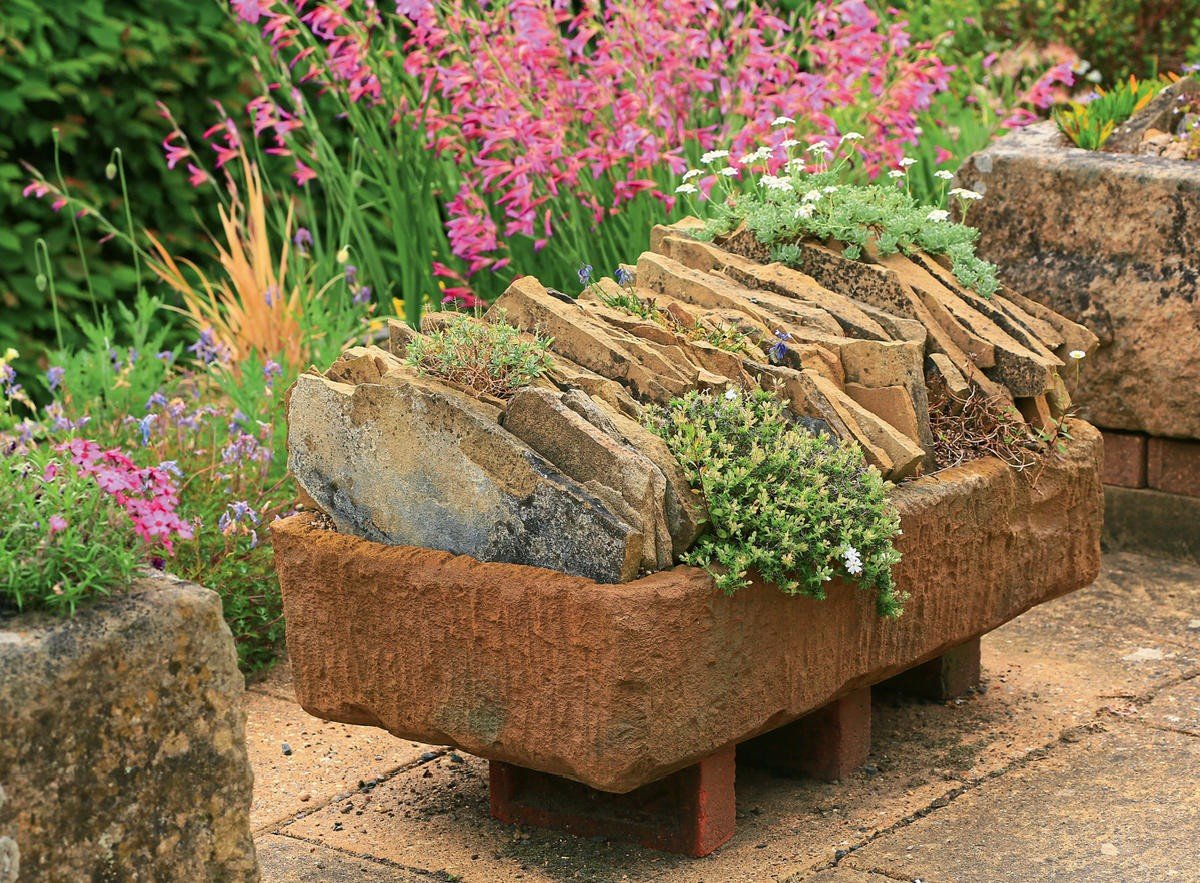 Клумба чешская скалка