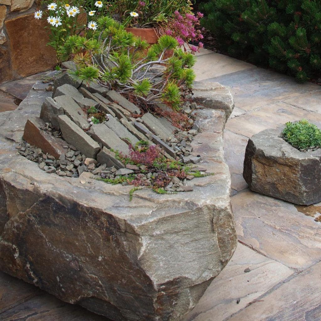 Клумба из песчаника