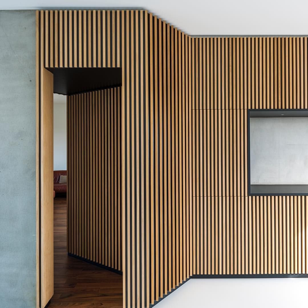 Отделка стен деревянными рейками