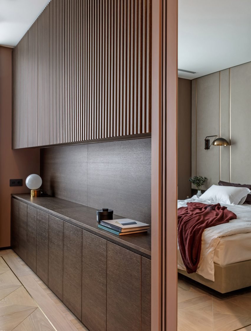 Шкаф с вертикальными рейками