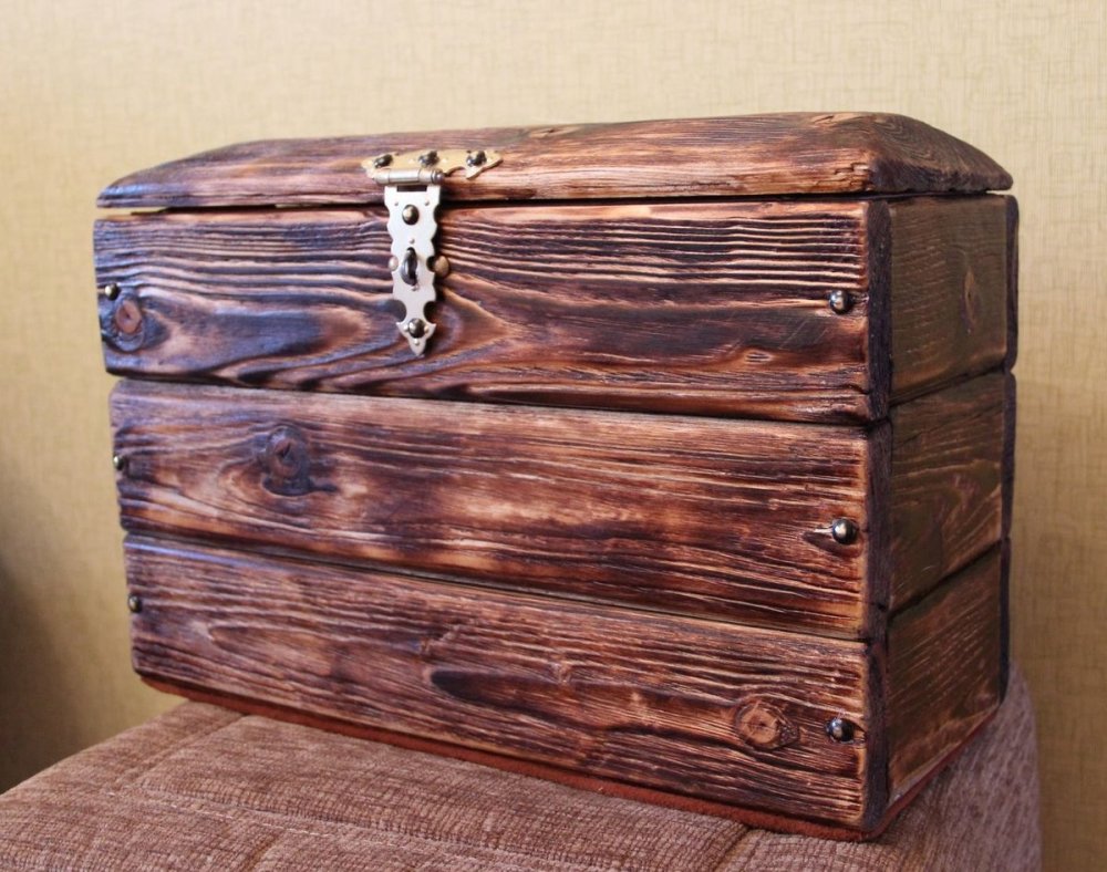 Сундук деревянный