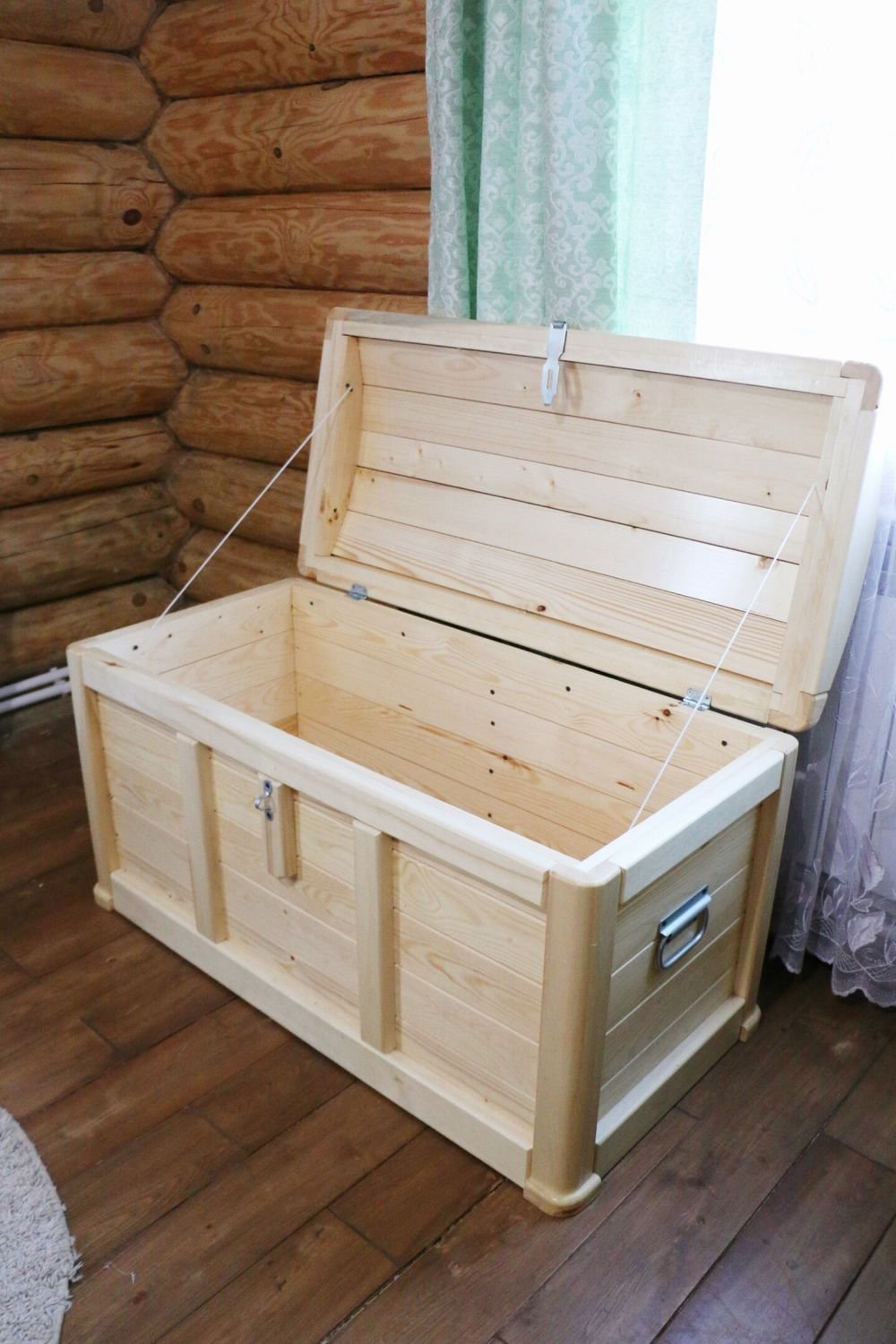 Сундук из дерева