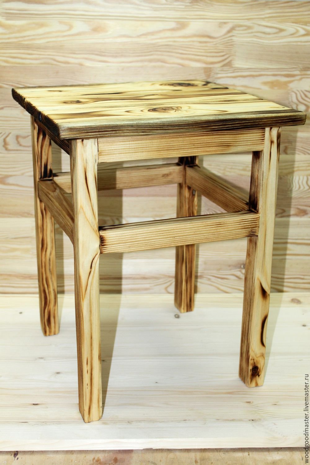 Табурет из массива дерева