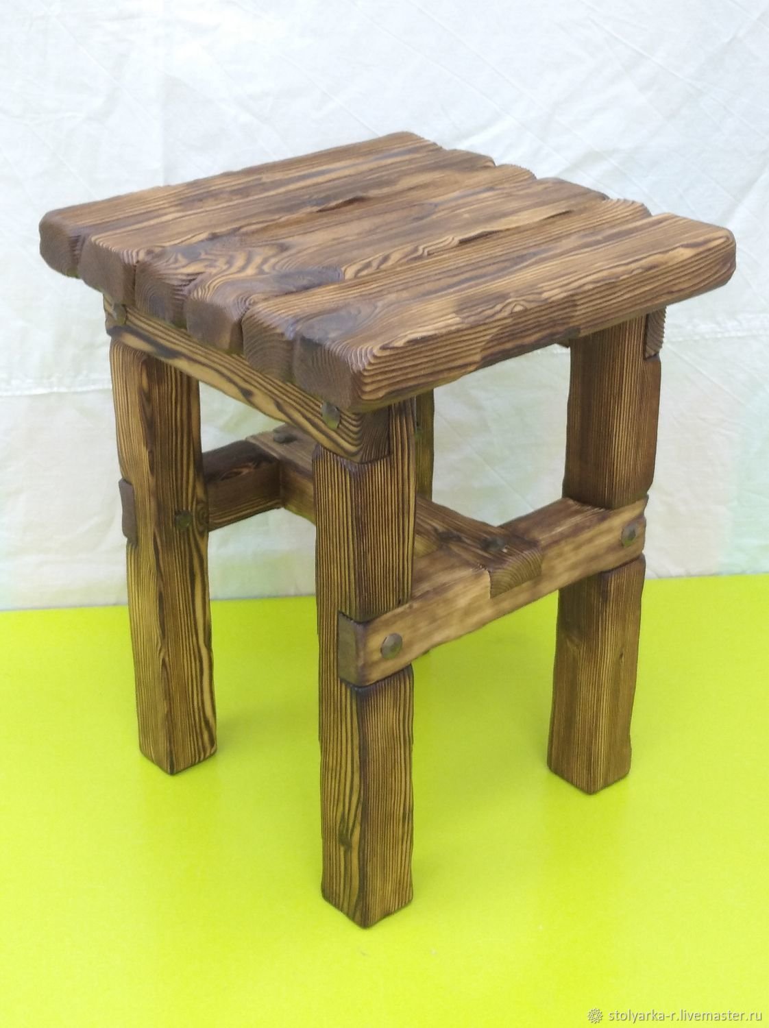 Табурет простой деревянный