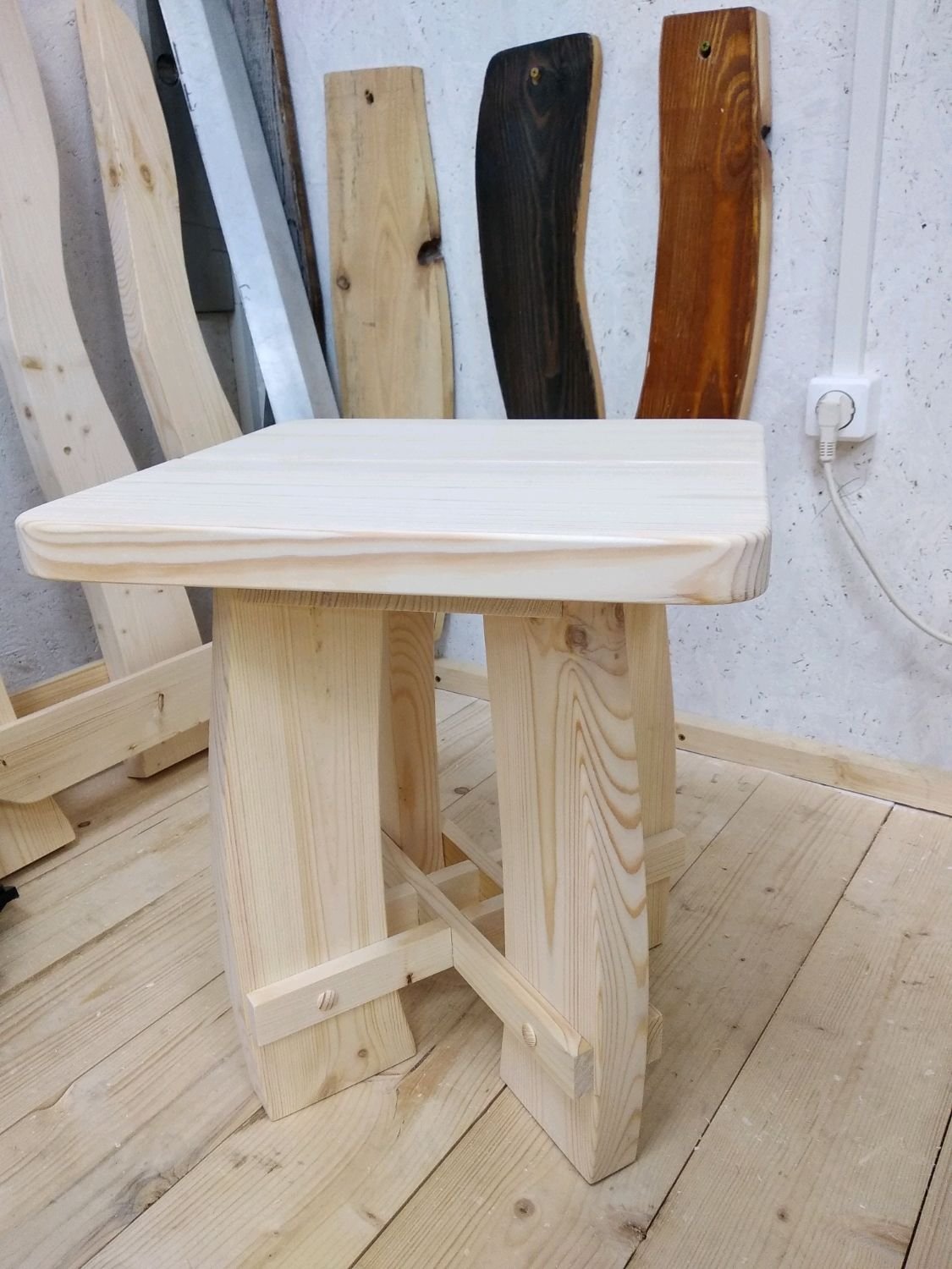 Табуретки и стулья из дерева