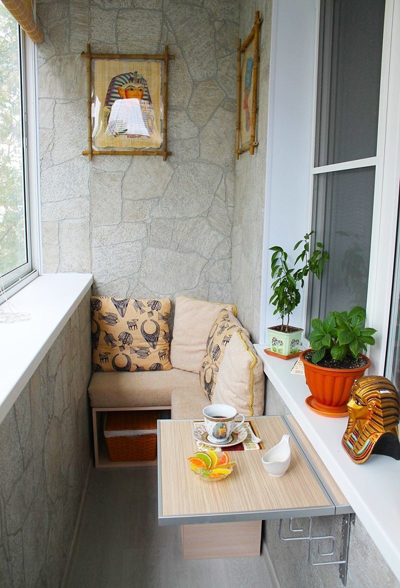 Уютный маленький балкон