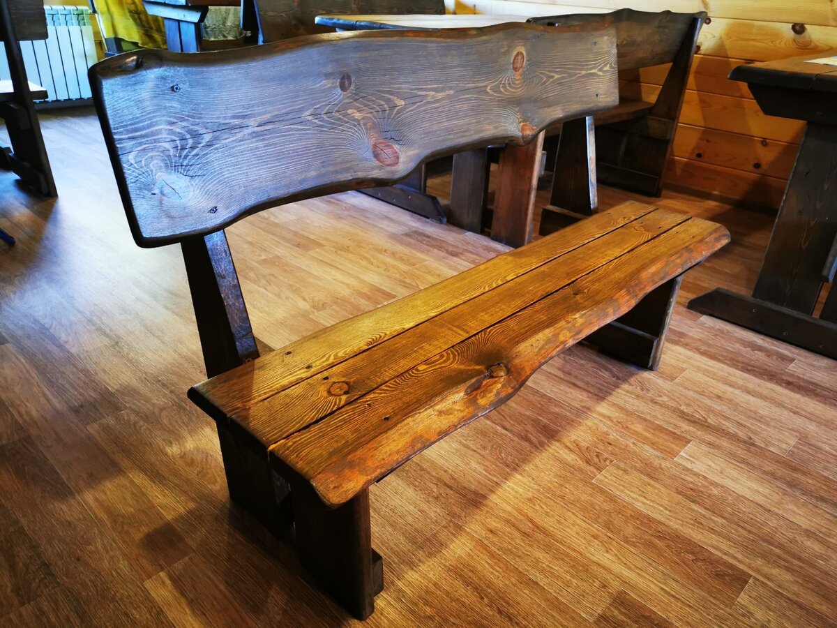 Скамья из дубовых досок