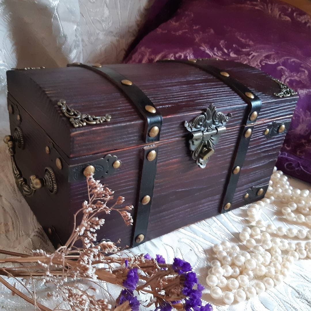 Сундук с кожаной отделкой