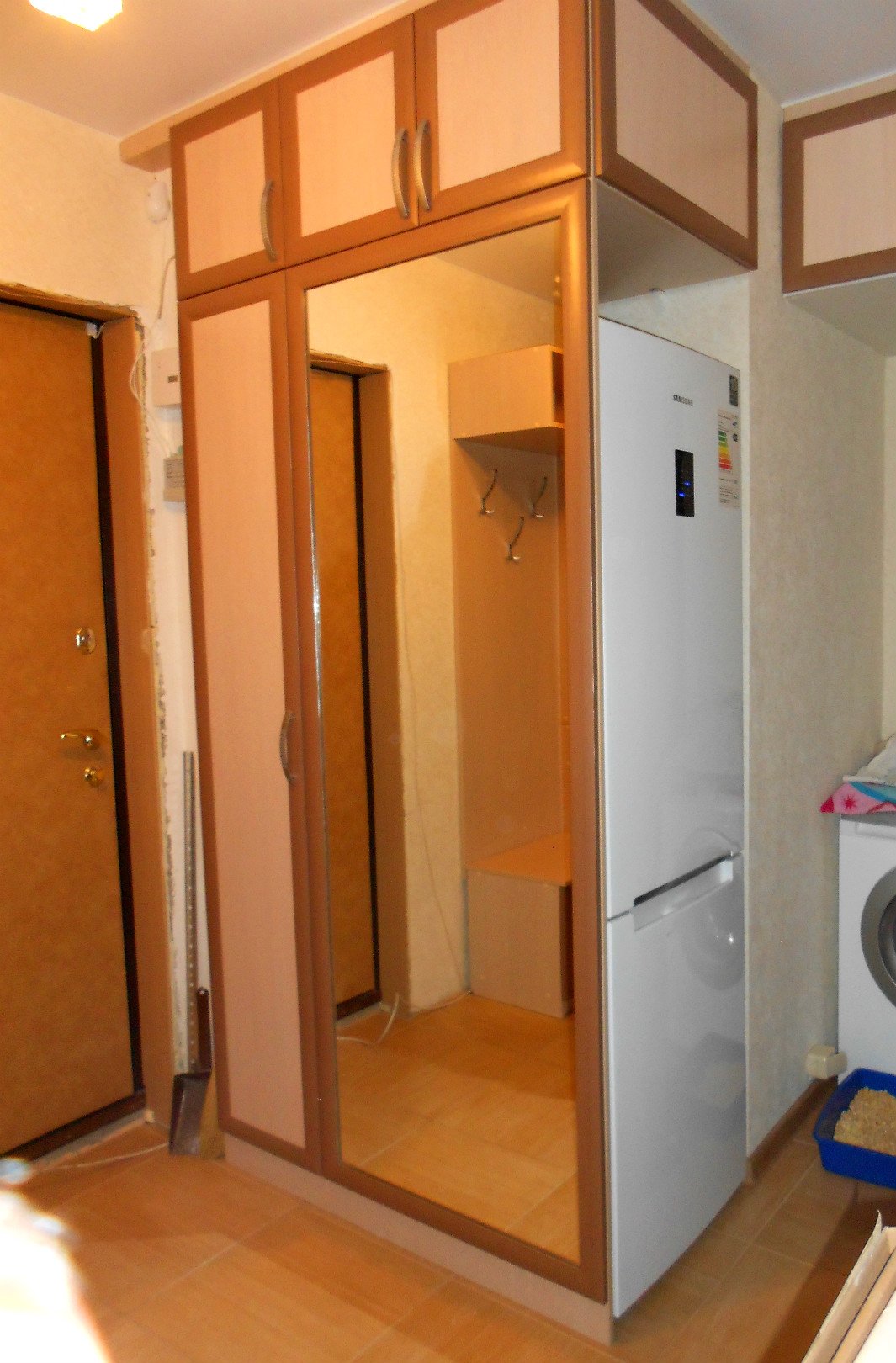 Холодильник в шкафу в прихожей